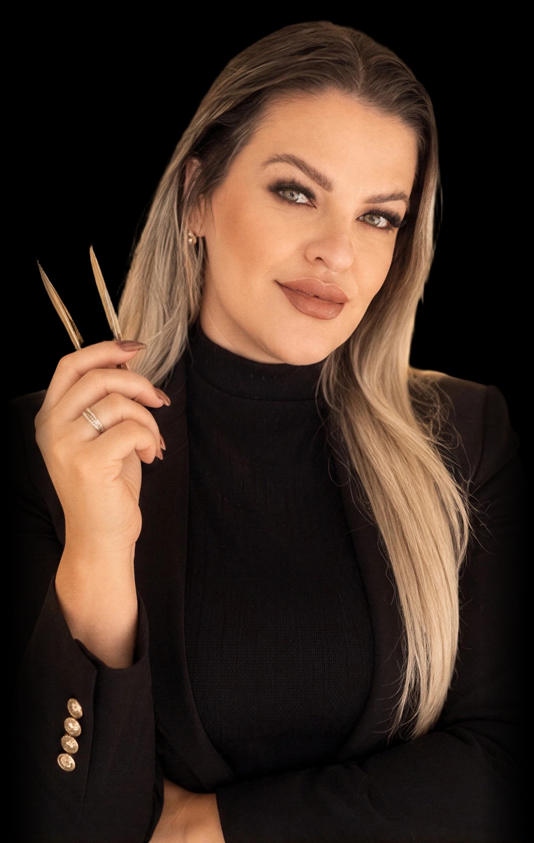 Daniela Silva segurando pinças de aplicação de cílios