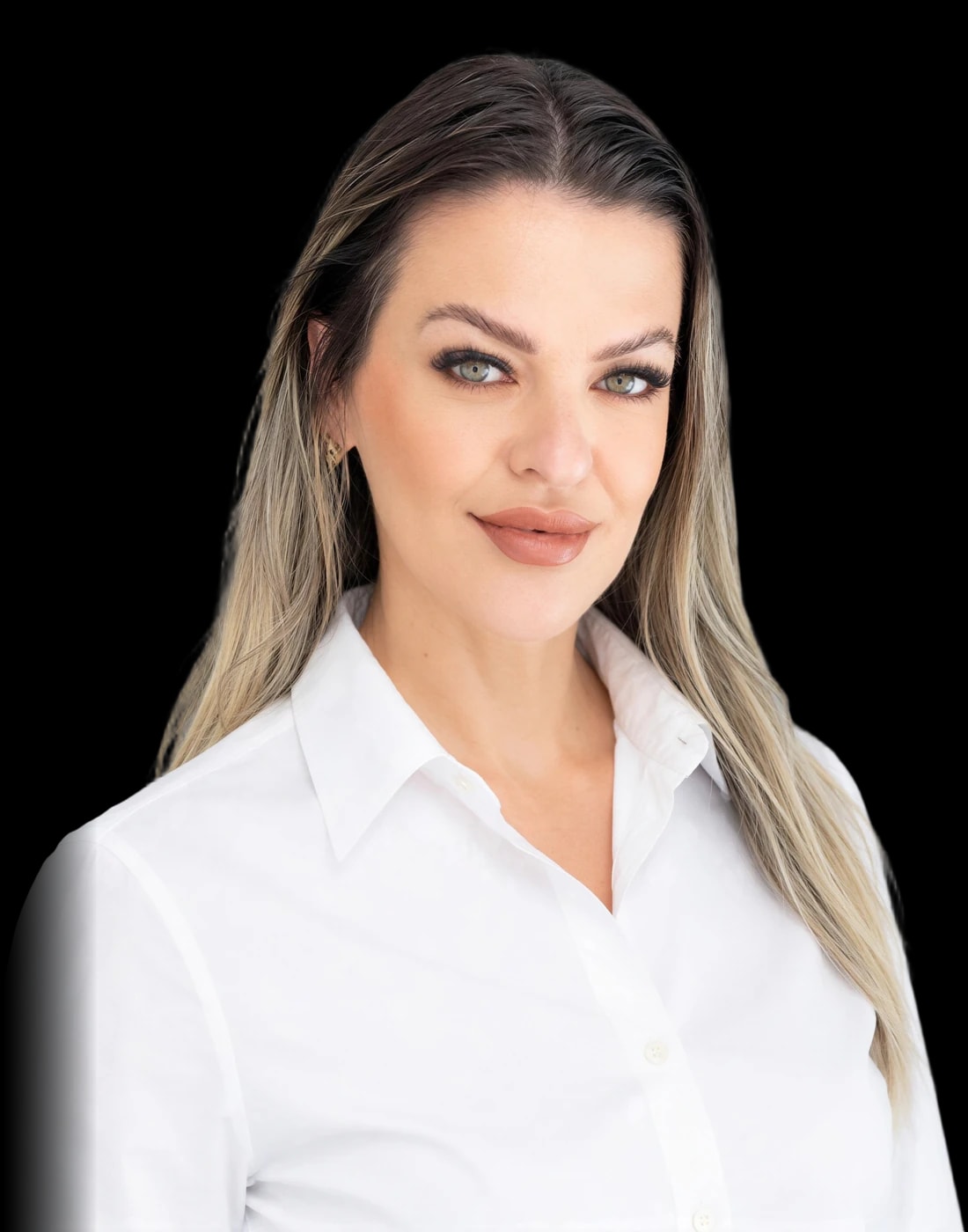 Daniela Silva de camisa branca, sorrindo levemente