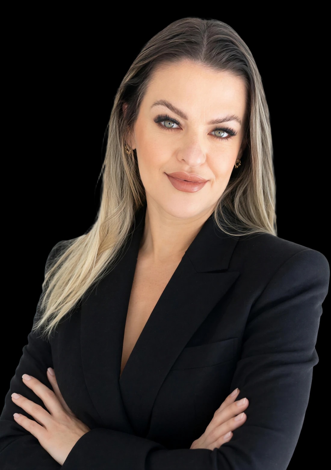 Daniela Silva de braços cruzados, de blazer preto